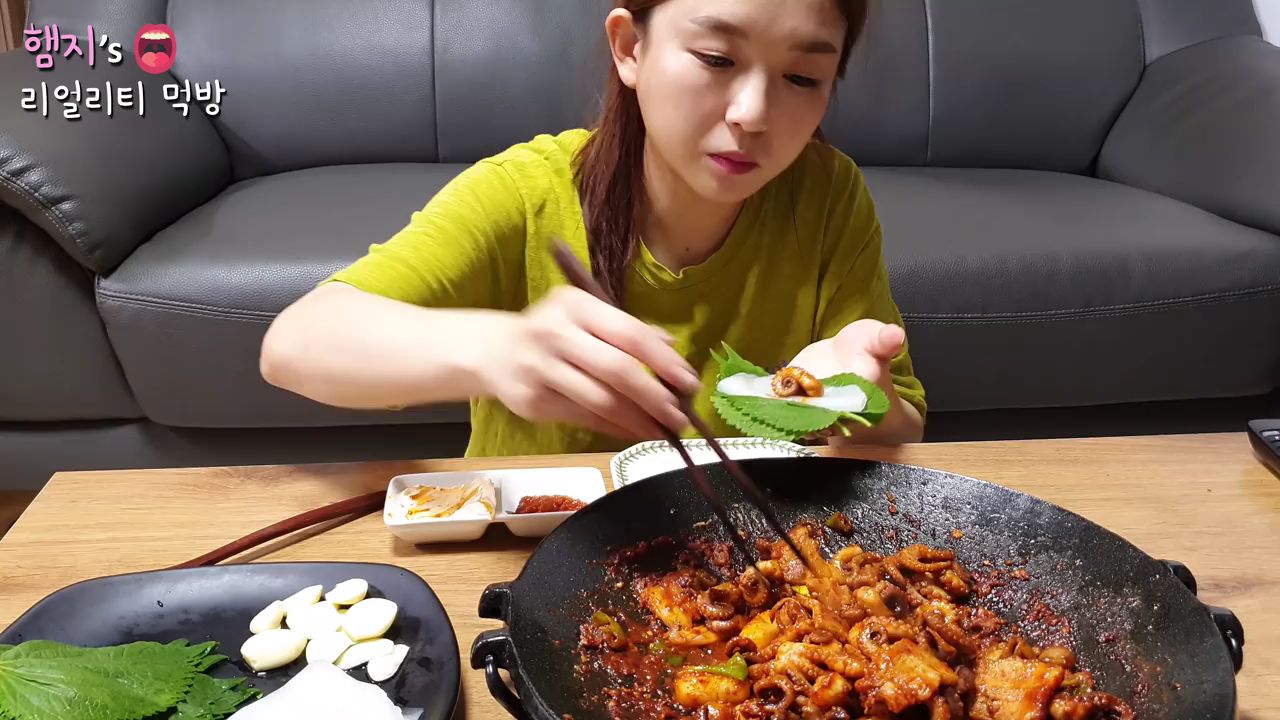 【Hamzy】韩国小姐姐真实吃播: 辣小章鱼,炒五花肉~!!飞鱼籽炒饭收尾